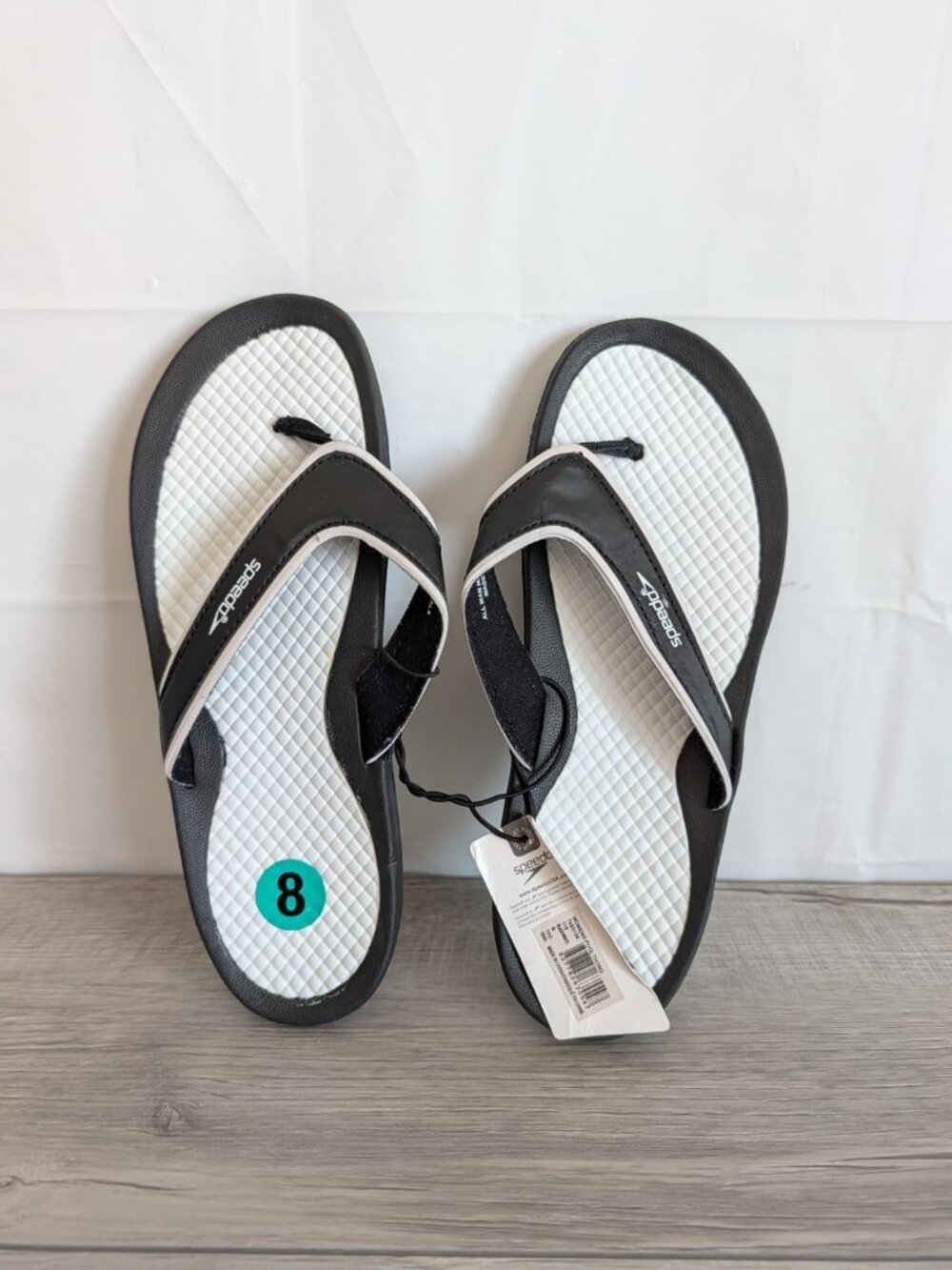 NWT Speedo women's size 8 Black White Flip Flops Sandals Pool Thong